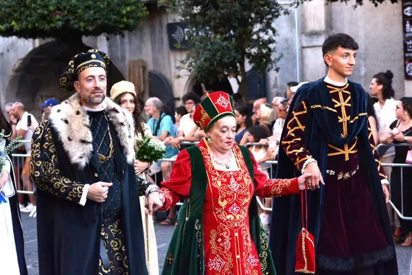 Teggiano, İtalya - 11 Ağustos 2024, Ortaçağ Festivali: Prenses Costanza ile masadaki herkes.