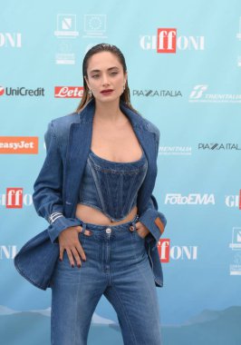 GIFFONI VALLE PIANA - 21 Temmuz 2024: Denise Capezza Giffoni Film Festivali 2024 - 21 Temmuz 2024 Giffoni Valle Piana, İtalya.