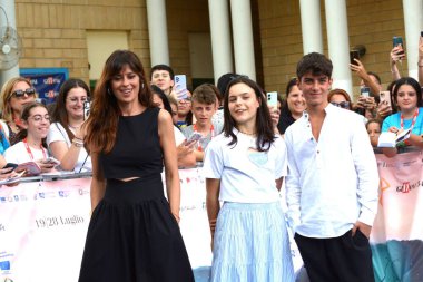 GIFFONI VALLE PIANA - 22 Temmuz 2024: Sara Ciocca, Claudia Pandolfi ve Samuele Carrino Giffoni Film Festivali 2024 - 22 Temmuz 2024 tarihinde Giffoni Valle Piana, İtalya.