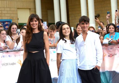 GIFFONI VALLE PIANA - 22 Temmuz 2024: Sara Ciocca, Claudia Pandolfi ve Samuele Carrino Giffoni Film Festivali 2024 - 22 Temmuz 2024 tarihinde Giffoni Valle Piana, İtalya.