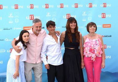 GIFFONI VALLE PIANA - 22 Temmuz 2024: Sara Ciocca, Roberto Proia, Samuele Carrino, Claudia Pandolfi ve Teresa Manes Giffoni Film Festivali 2024 - 22 Temmuz 2024 tarihinde Giffoni Valle Piana, İtalya.