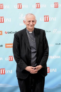 Giffoni Film Festivali 2024 'te 23 Temmuz 2024' te Giffoni Valle Piana, İtalya 'da Matteo Maria Zuppi kardinali.