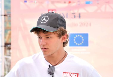 GIFFONI VALLE PIANA - 23 Temmuz 2024: Andrea Kimi Antonelli Giffoni Film Festivali 2024 - 23 Temmuz 2024 Giffoni Valle Piana, İtalya.