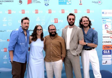 GIFFONI VALLE PIANA - 26 Temmuz 2024: Ciro Priello, Aurora Leone, Fabio Balsamo, Francesco Capaldo ve Gianluca Colucci Giffoni Film Festivali 2024 - 26 Temmuz 2024 tarihinde Giffoni Valle Piana, İtalya.
