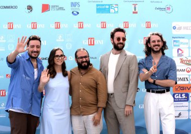 GIFFONI VALLE PIANA - 26 Temmuz 2024: Ciro Priello, Aurora Leone, Fabio Balsamo, Francesco Capaldo ve Gianluca Colucci Giffoni Film Festivali 2024 - 26 Temmuz 2024 tarihinde Giffoni Valle Piana, İtalya.