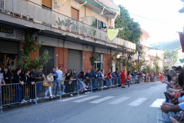 San Cipriano Picentino, İtalya - 27 Ekim 2024, Ortaçağ Festivali: Eşek yarışı.