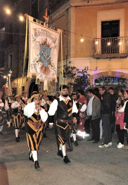 San Cipriano Picentino, İtalya - 27 Ekim 2024, Ortaçağ Festivali: Eşek yarışı.