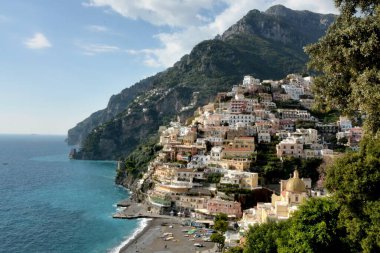 İtalya: Positano, Amalfi Sahili şehir manzarası, 10 Kasım 2024.