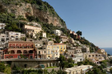 İtalya: Positano, Amalfi Sahili şehir manzarası, 10 Kasım 2024.