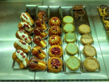 1.2024 Aralığında sergilenen taze tatlı hamur işi..