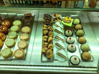 1.2024 Aralığında sergilenen taze tatlı hamur işi..