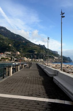 İtalya: Maiori kentsel manzarası, Amalfi kıyıları, 2 Aralık 2024.