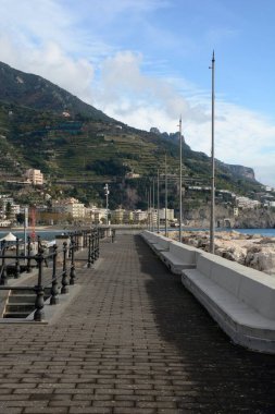 İtalya: Maiori kentsel manzarası, Amalfi kıyıları, 2 Aralık 2024.