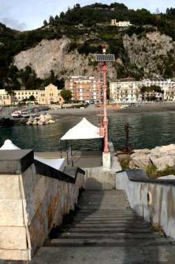 İtalya: Maiori kentsel manzarası, Amalfi kıyıları, 2 Aralık 2024.