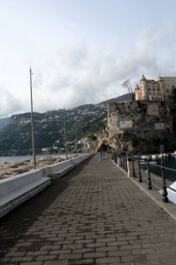 İtalya: Maiori kentsel manzarası, Amalfi kıyıları, 2 Aralık 2024.