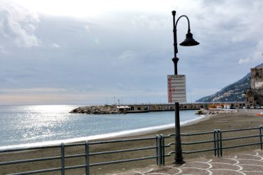 İtalya: Maiori kentsel manzarası, Amalfi kıyıları, 2 Aralık 2024.