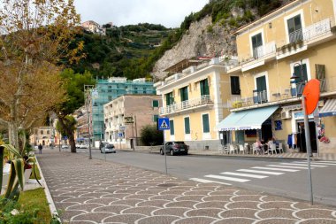 İtalya: Maiori kentsel manzarası, Amalfi kıyıları, 2 Aralık 2024.
