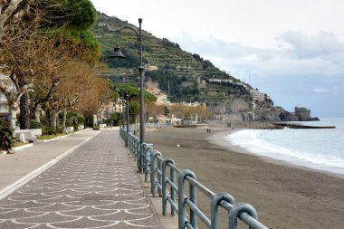 İtalya: Maiori kentsel manzarası, Amalfi kıyıları, 2 Aralık 2024.