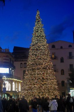 İtalya: Salerno 'da Noel Ağacı, 10 Aralık 2024.
