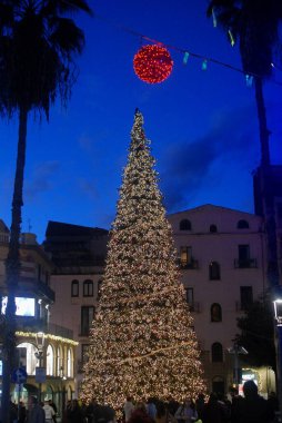 İtalya: Salerno 'da Noel Ağacı, 10 Aralık 2024.