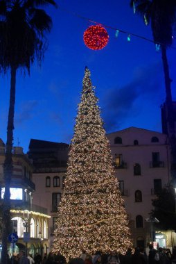 İtalya: Salerno 'da Noel Ağacı, 10 Aralık 2024.