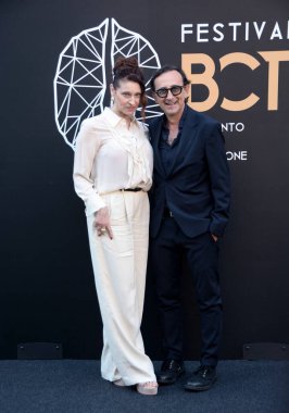 BENEVENTO, ITALY - 25 Haziran 2025: Susy Del Giudice ve Giovanni Esposito, 25 Haziran 2025 tarihinde İtalya 'nın Benevento kentinde düzenlenen BCT Benevento Sinema ve Televizyon Festivali' ne katıldılar.. 