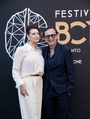 BENEVENTO, ITALY - 25 Haziran 2025: Susy Del Giudice ve Giovanni Esposito, 25 Haziran 2025 tarihinde İtalya 'nın Benevento kentinde düzenlenen BCT Benevento Sinema ve Televizyon Festivali' ne katıldılar.. 