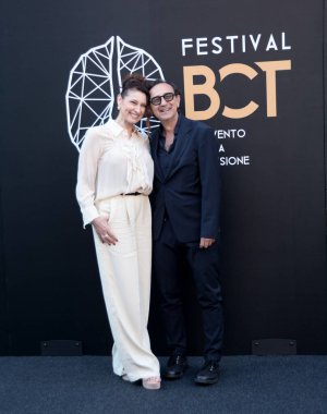 BENEVENTO, ITALY - 25 Haziran 2025: Susy Del Giudice ve Giovanni Esposito, 25 Haziran 2025 tarihinde İtalya 'nın Benevento kentinde düzenlenen BCT Benevento Sinema ve Televizyon Festivali' ne katıldılar.. 