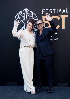 BENEVENTO, ITALY - 25 Haziran 2025: Susy Del Giudice ve Giovanni Esposito, 25 Haziran 2025 tarihinde İtalya 'nın Benevento kentinde düzenlenen BCT Benevento Sinema ve Televizyon Festivali' ne katıldılar.. 