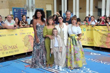 GIFFONI VALLE PIANA - 17 Temmuz 2025: Denny Mendez, Michela Andreozzi, Edoardo Pesce, Daniele Scardini, Valentina Lodovini ve Viola Gabriele Giffoni Film Festivali 2025 - 17 Temmuz 2025 tarihinde Giffoni Valle Piana, İtalya.