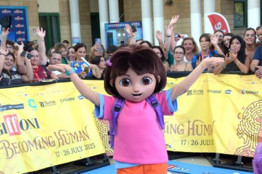 GIFFONI VALLE PİANA - 21 Temmuz 2025: Kaşif Dora, kostüm karakteri Giffoni Film Festivali 2025 - 21 Temmuz 2025 tarihinde Giffoni Valle Piana, İtalya.