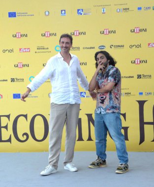 GIFFONI VALLE PIANA - 21 Temmuz 2025: Volfango De Biasi ve Max Angioni Giffoni Film Festivali 2025 - 21 Temmuz 2025 tarihinde Giffoni Valle Piana, İtalya.