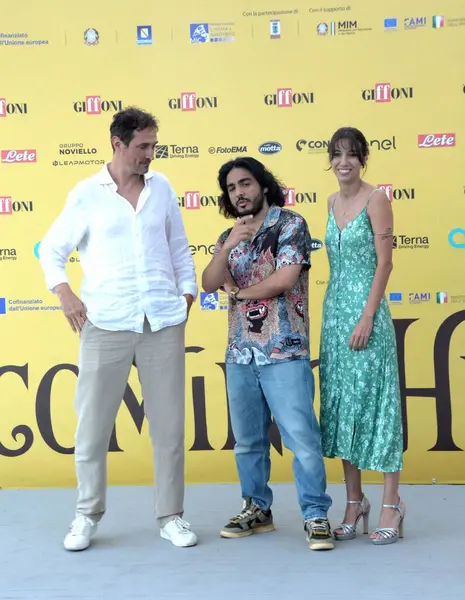 GIFFONI VALLE PIANA - 21 Temmuz 2025: Volfango De Biasi, Max Angioni ve Irene Girotti Giffoni Film Festivali 2025 - 21 Temmuz 2025 tarihinde Giffoni Valle Piana, İtalya.