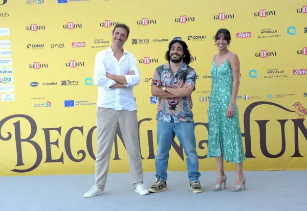 GIFFONI VALLE PIANA - 21 Temmuz 2025: Volfango De Biasi, Max Angioni ve Irene Girotti Giffoni Film Festivali 2025 - 21 Temmuz 2025 tarihinde Giffoni Valle Piana, İtalya.