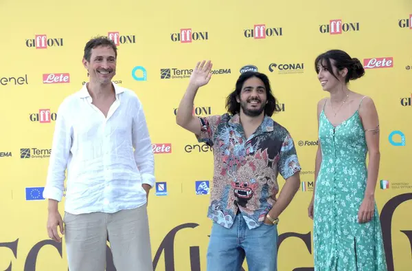 GIFFONI VALLE PIANA - 21 Temmuz 2025: Volfango De Biasi, Max Angioni ve Irene Girotti Giffoni Film Festivali 2025 - 21 Temmuz 2025 tarihinde Giffoni Valle Piana, İtalya.
