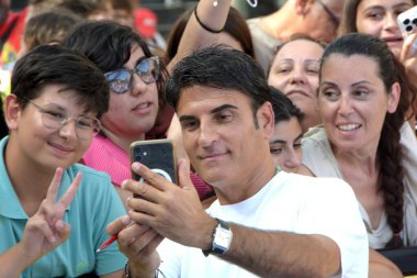 GIFFONI VALLE PIANA - 24 Temmuz 2025: Salvatore Michael Sorrentino diğer adıyla Sal Da Vinci Giffoni Film Festivali 2025 - 24 Temmuz 2025 tarihinde Giffoni Valle Piana, İtalya.
