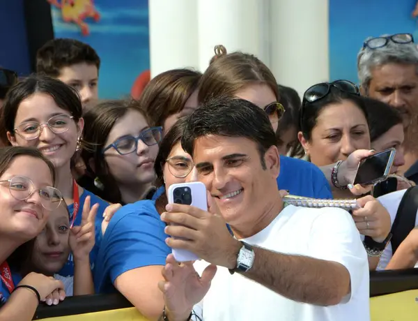 GIFFONI VALLE PIANA - 24 Temmuz 2025: Salvatore Michael Sorrentino diğer adıyla Sal Da Vinci Giffoni Film Festivali 2025 - 24 Temmuz 2025 tarihinde Giffoni Valle Piana, İtalya.