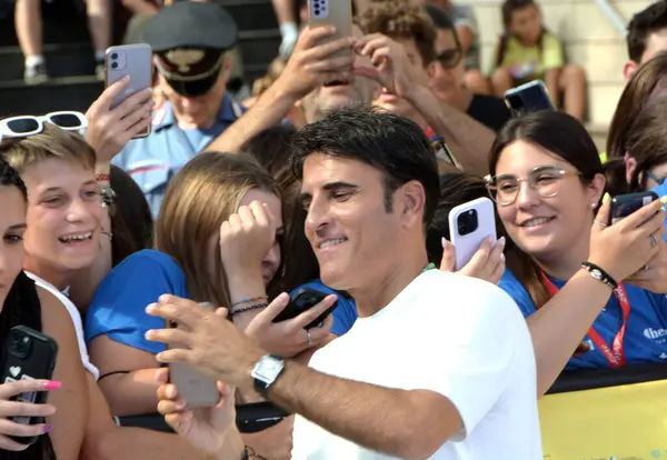 GIFFONI VALLE PIANA - 24 Temmuz 2025: Salvatore Michael Sorrentino diğer adıyla Sal Da Vinci Giffoni Film Festivali 2025 - 24 Temmuz 2025 tarihinde Giffoni Valle Piana, İtalya.