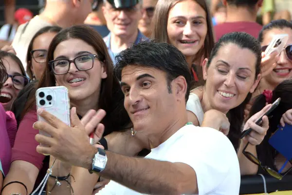 GIFFONI VALLE PIANA - 24 Temmuz 2025: Salvatore Michael Sorrentino diğer adıyla Sal Da Vinci Giffoni Film Festivali 2025 - 24 Temmuz 2025 tarihinde Giffoni Valle Piana, İtalya.