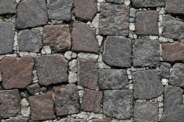 Çakıl taşı yüzeyleri yakın görünüyor. Geleneksel yoldan yapılan kaldırım ya da yolun bir parçası.