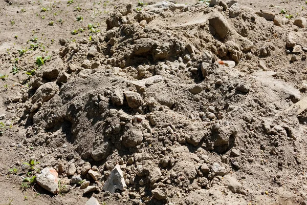 春に植物を植えるための地面の適応に関連する園芸作品の間に土壌のヒープが作成されました — ストック写真