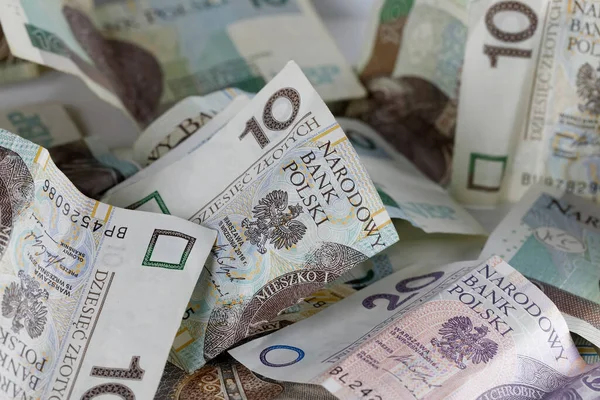 ポーランドの金だ ポーランドの銀行券は互いに隣に置かれ 多くの金融問題の背景になっています Pln通貨 ストック写真