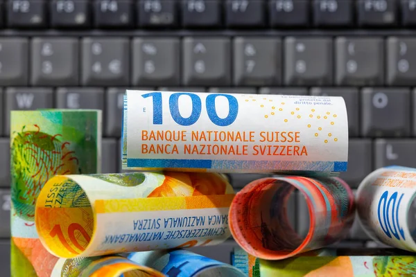 Çeşitli Banknotlardan Oluşan Sviçre Frangı Banknotları Yığılıp Bir Bilgisayar Klavyesinin Stok Fotoğraf