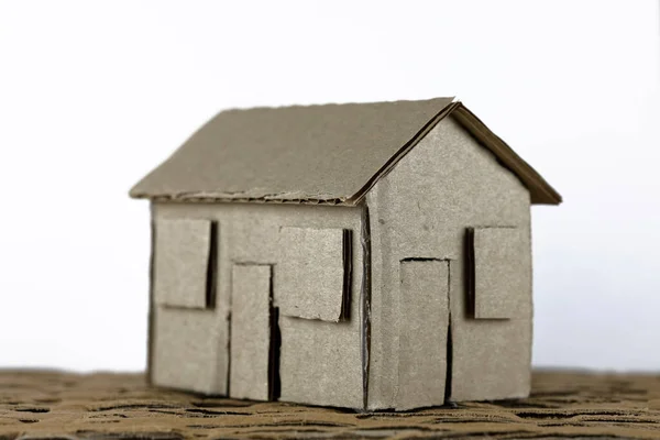 Ένα Μοντέλο Σπιτιού Φτιαγμένο Από Χαρτόνι Ένα Τόσο Μικρό Χάρτινο — Φωτογραφία Αρχείου