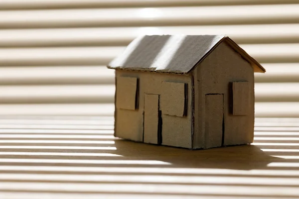 Modelo Uma Pequena Casa Feita Papelão Com Luzes Visíveis Sombras — Fotografia de Stock