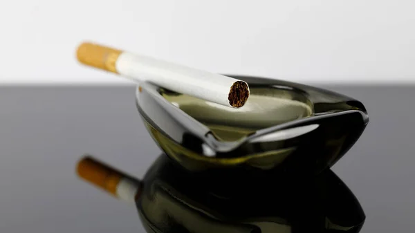 Ένα Τσιγάρο Που Δεν Άναψε Έχει Τοποθετηθεί Στην Άκρη Του — Φωτογραφία Αρχείου