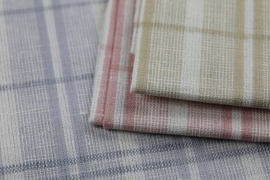 Bir grup yeni, kullanılmamış renkli peçete ya da mutfak havlusu mutfakta ya da piknikte günlük kullanım için. Bu küçük peçeteler küçük bir yığın halinde dizilmiş.