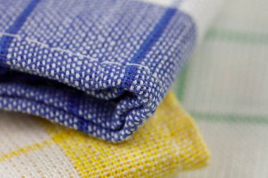 Bir grup yeni, kullanılmamış renkli peçete ya da mutfak havlusu mutfakta ya da piknikte günlük kullanım için. Bu küçük peçeteler küçük bir yığın halinde dizilmiş.