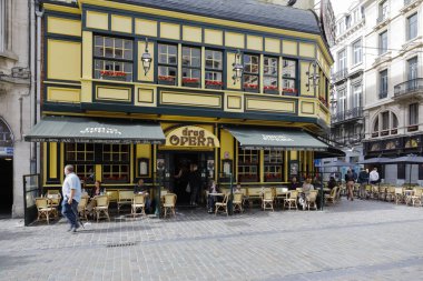 Brüksel, Belçika - 18 Eylül 2022: Köşedeki bina Uyuşturucu Operası adlı ünlü bir kafe-restorana ev sahipliği yapıyor. Restoranın dışında binanın önünde bir yer var.