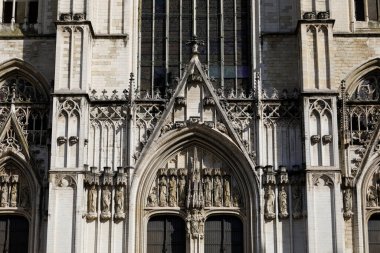 Brüksel, Belçika - 17 Eylül 2022: Cephede, St. Michael Katedrali ve St. Gudula Katedrali 'nin üzerindeki mimari müfreze.